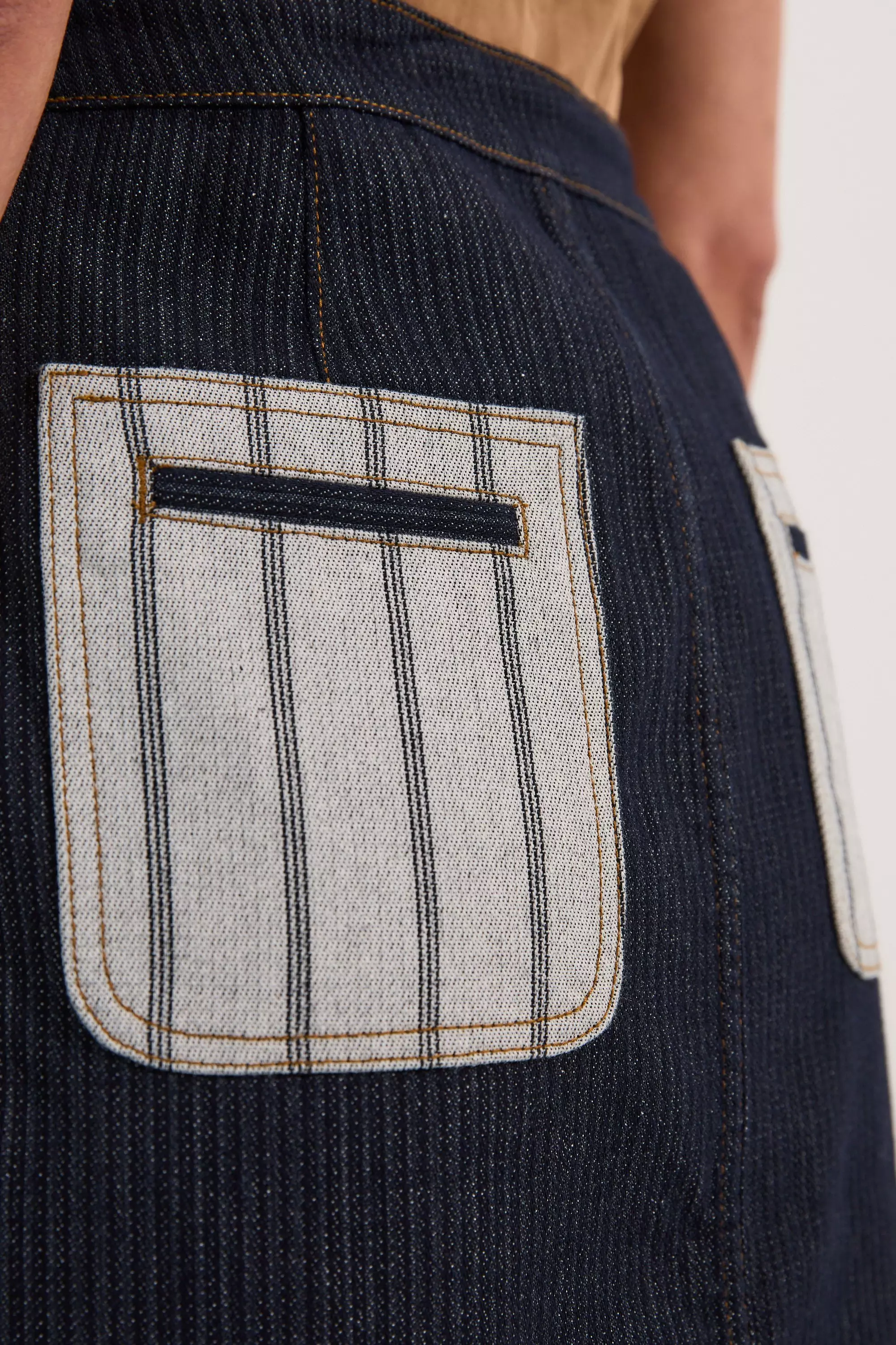 【KAREN MILLEN】デニム ベルト付きポケット マキシスカート Stripe Denim Belt Detail Mini Skirt | Karen Millen